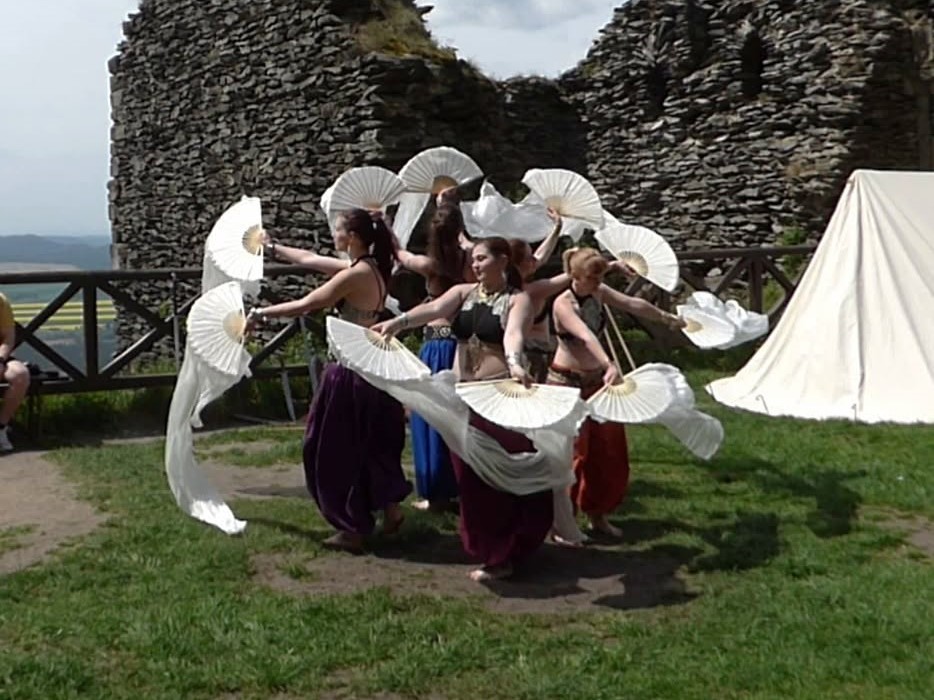 Tribal tanečnice první tanec