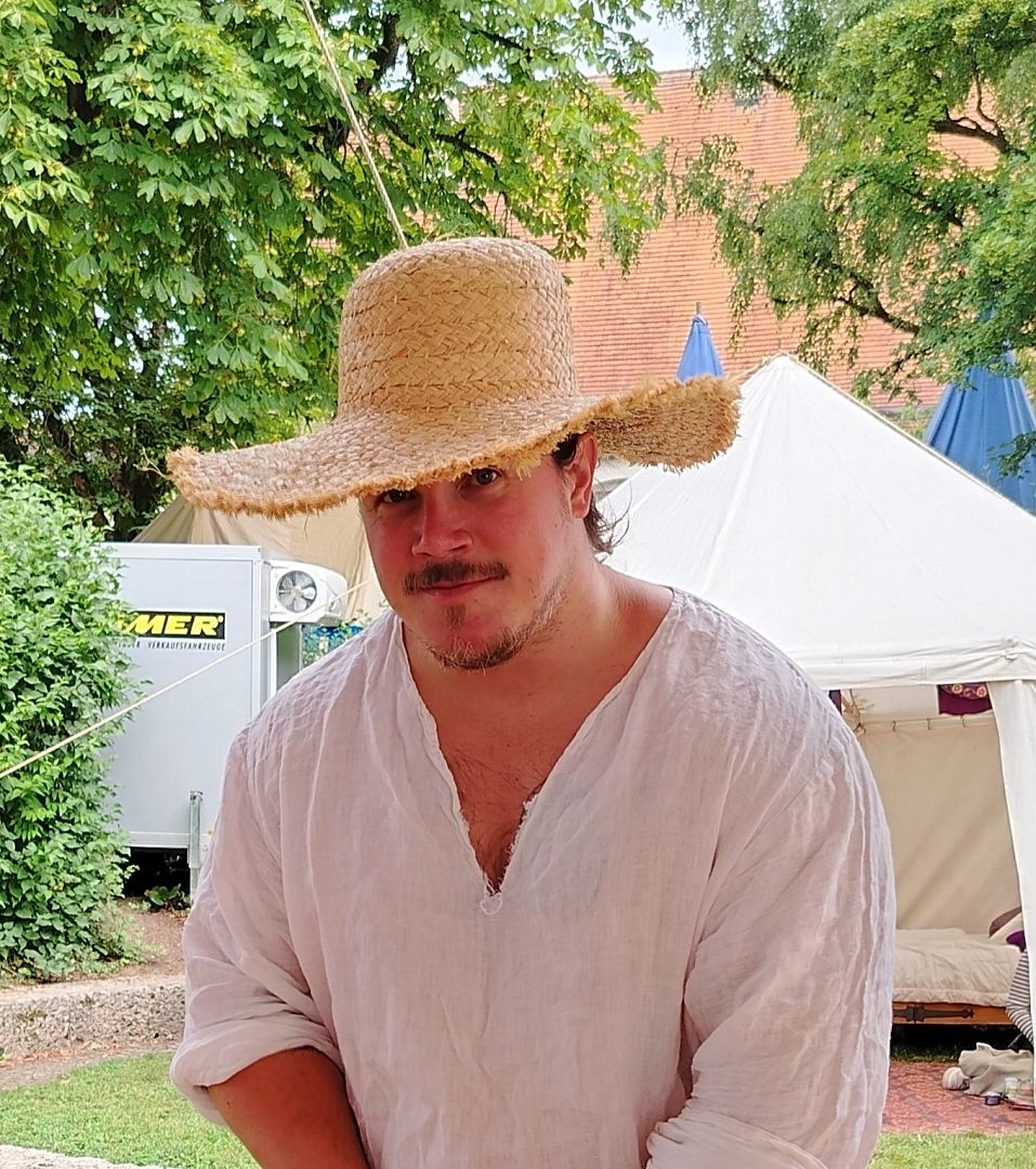 Onder 
<span>Vedoucí šermu, ohňová show, vaření v dobovém ležení </span>