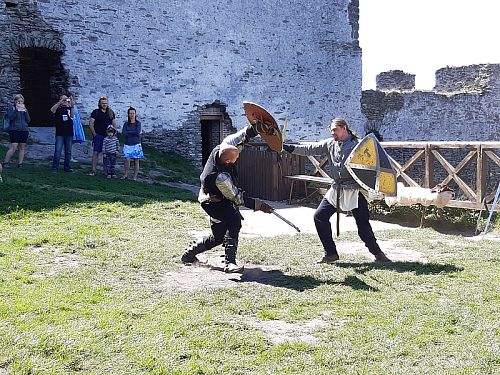 Šerm a orientální tanec na hradu Bezděz